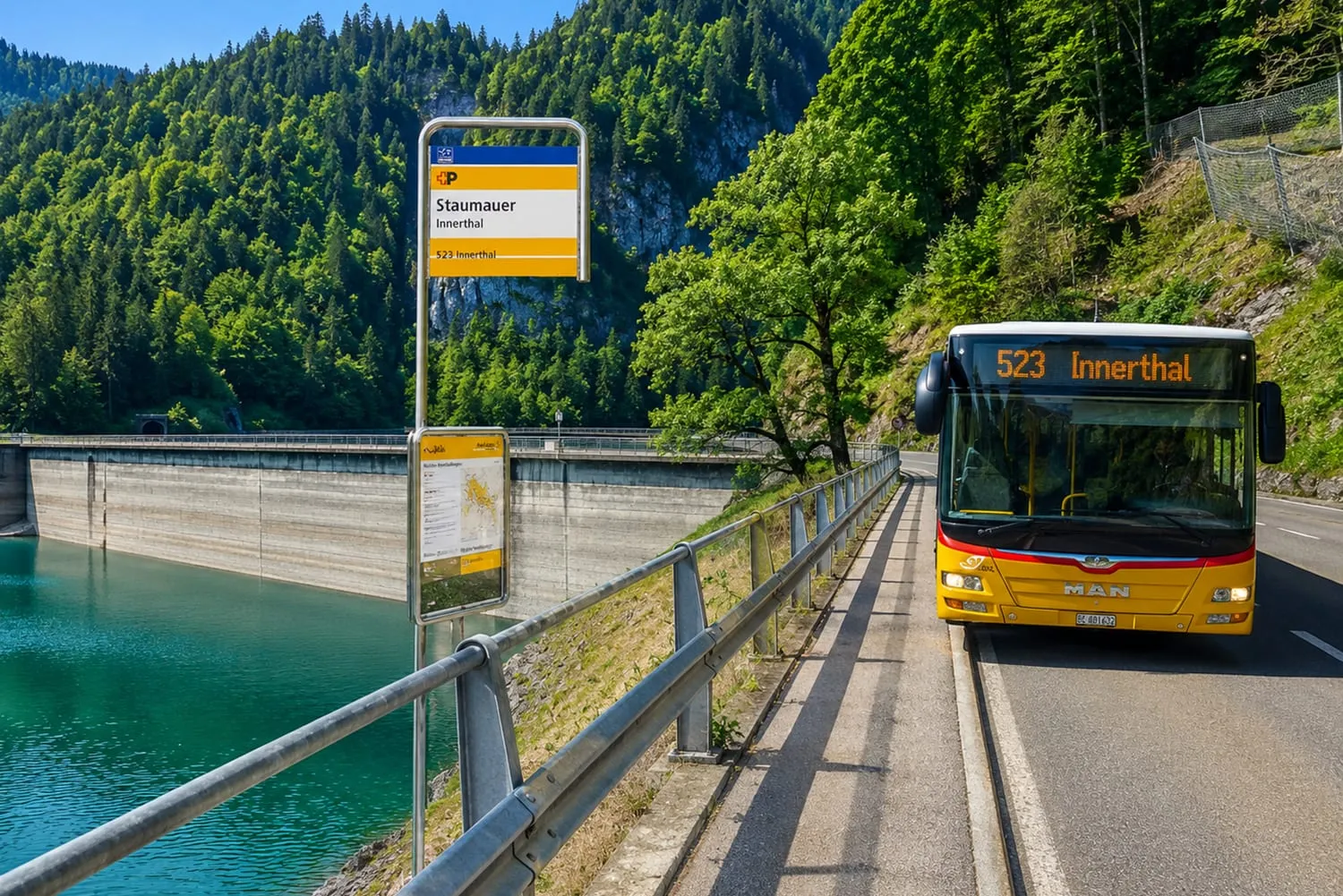 Postauto der Linie 523 nach Innerthal an der Haltestelle Staumauer am Wägitalsee