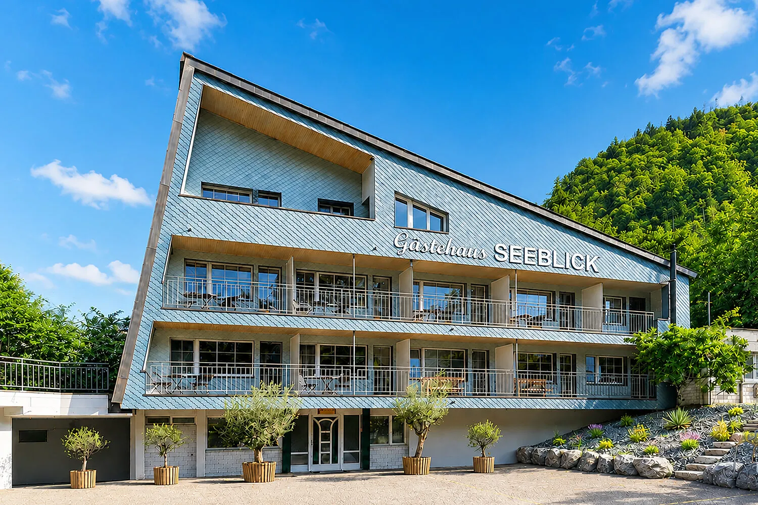 Gästehaus Seeblick — Aussenansicht mit Balkonen