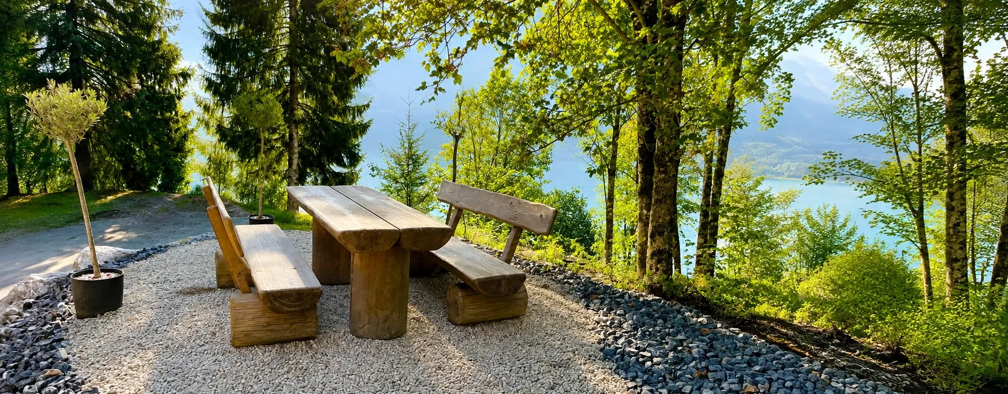 Ruhiger Sitzplatz mit Bank über dem Wägitalsee