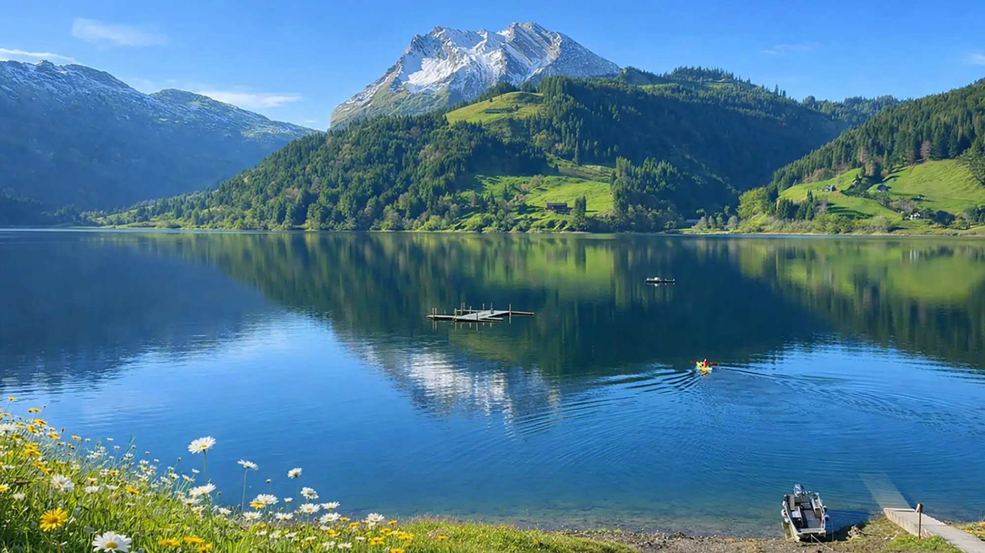 Wägitalsee im Frühling mit verschneiten Bergen
