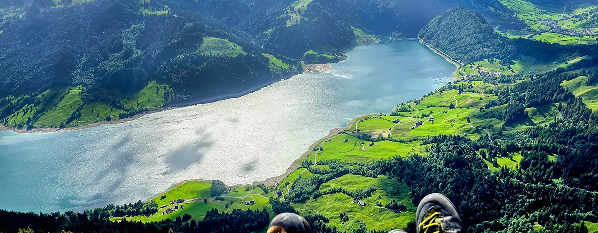 Blick von den Bergen auf den Wägitalsee