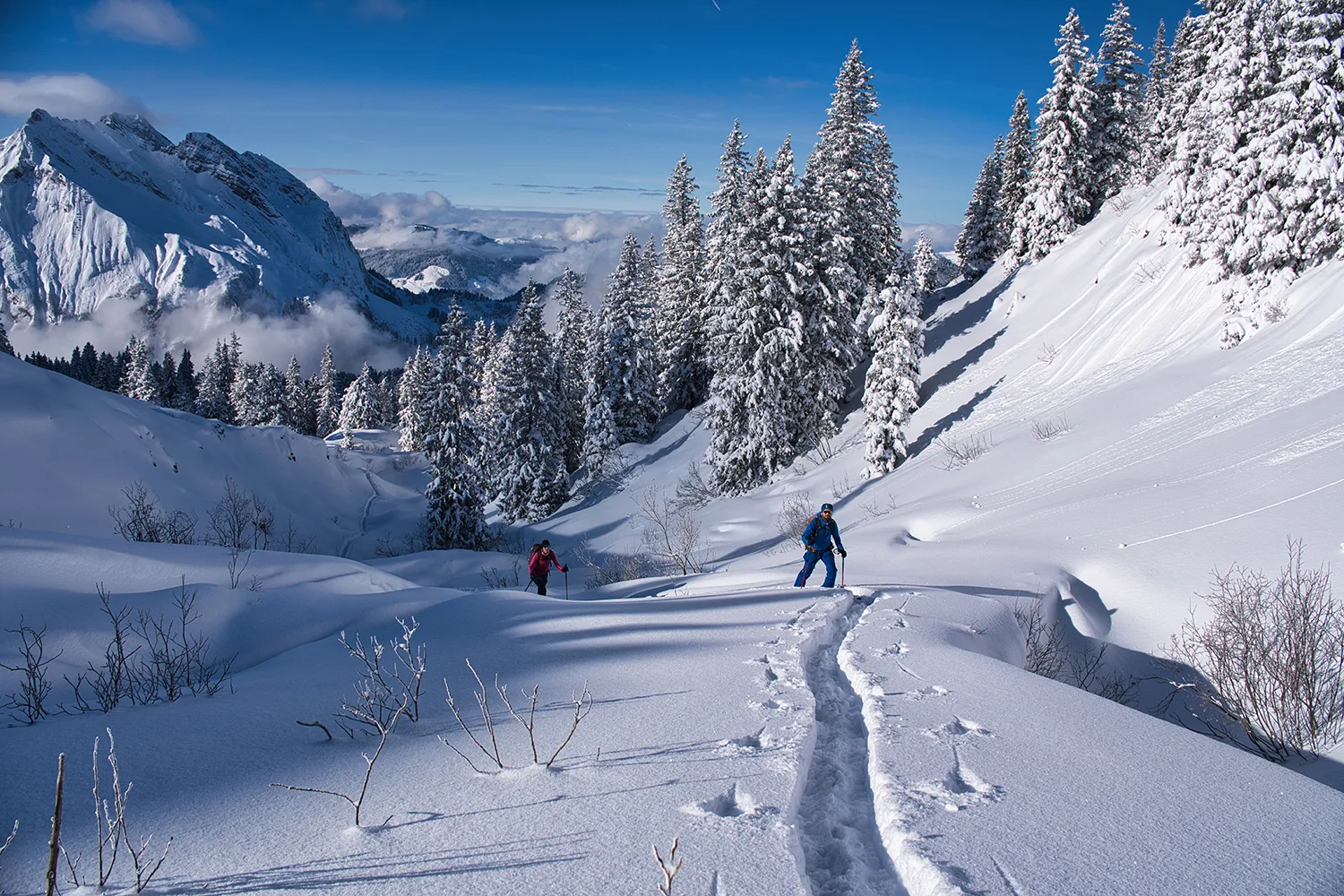 Skitourengeher im Tiefschnee rund ums Wägital