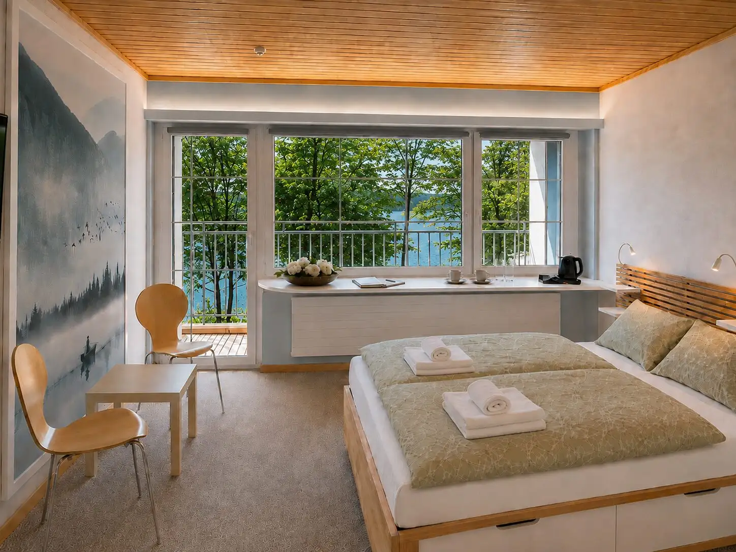 Helles Doppelzimmer mit Balkon und Blick auf den See